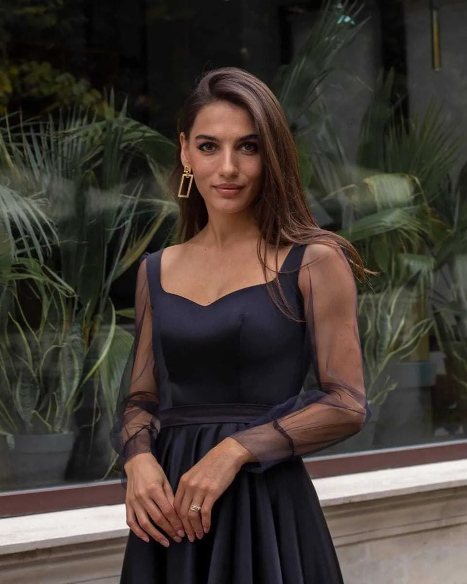 Rochie neagră de seară lungă din satin regal cu șliț